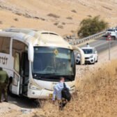 Orphelin après un attentat il y a 19 ans , il sauve hier un bus de soldats