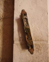 Un livreur arabe arrache la mezouza de la porte d'un client et la jette à la poubelle