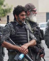 La star de "Fauda", Tzachi Halevi, participe à une descente de police à Lod