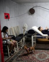 Bilan plus de 900 morts, préparation civile au confinement