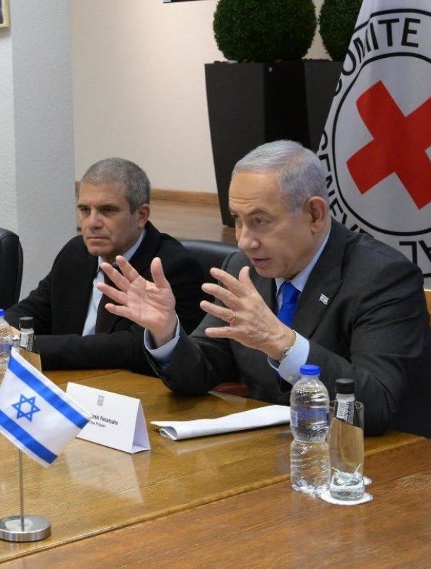 Gal-Hirsch-o-principal-negociador-de-Israel-ao-lado-direito-do-primeiro-ministro-Benjamin-Netanyahu-GPO23
